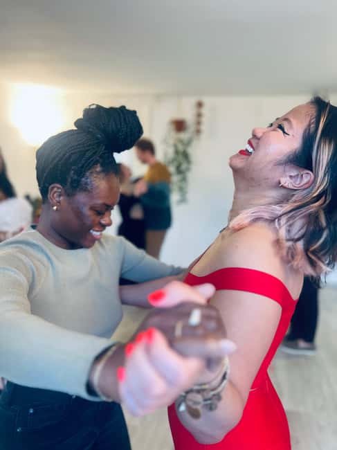 Barcelona: Tango Lesson with Drinks and Video - Your 90 Minutes: From First Embrace to a Mini Dance Moment