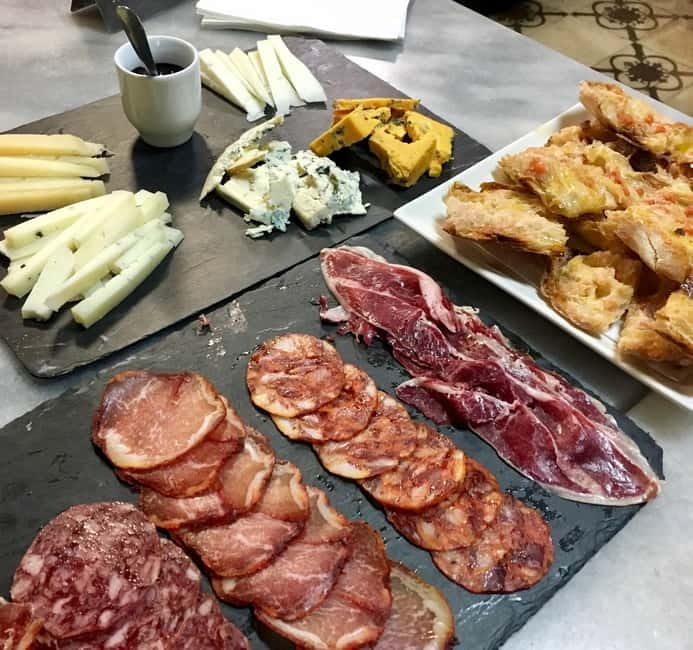 Barcelona Tapas Crawl food & drinks all included - Why this Barcelona tapas crawl fits the city’s nightlife rhythm