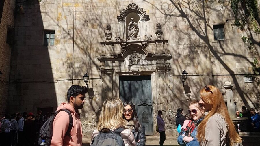 Barcelona: Tapas & Picasso Museum Guided Walking Tour - What the small-group size changes (for the better)