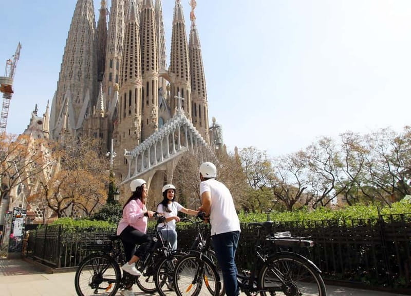 Barcelona: Tapas Tasting Tour by Regular Bike or E-Bike - Past Port Vell and Barceloneta: Sea Views Built Into the Ride