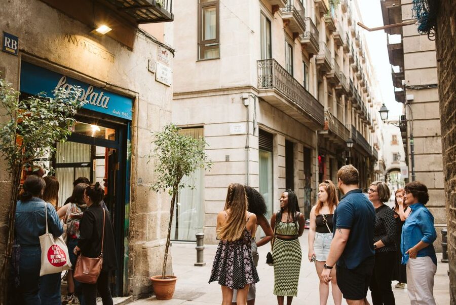 Barcelona: Tapas, Wine & History Tour of the Old Town - What you really get: 10+ tapas and 5 drinks for one price