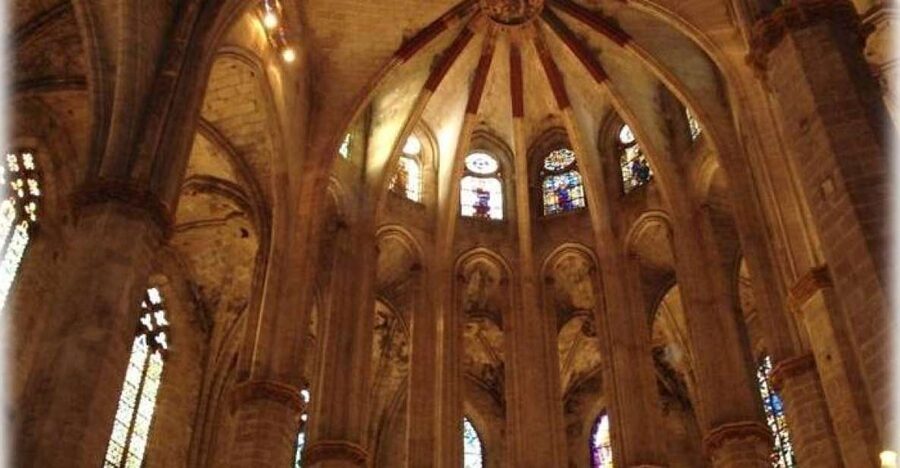 Barcelona: “The Cathedral of the Sea” Literary Walking Tour - Museu d’Historia de Barcelona: a smart photo stop