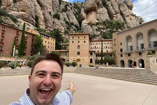 Barcelona to Montserrat Monastery: Tour, Transfers & Basilica - The 9:00 am start: where you meet and why it helps
