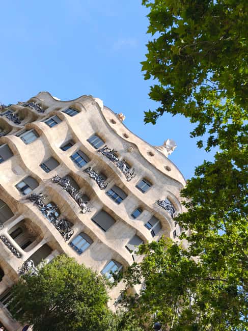 Barcelona: Top-Rated Bike or E-Bike Tour with Local Guide - Start smart at Plaça de Sant Miquel (and why that meeting point is convenient)