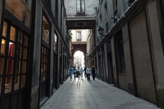 Barcelona Tour And Photoshoot in Gothic Quarter - The guide-photographer factor (why it matters more than you think)