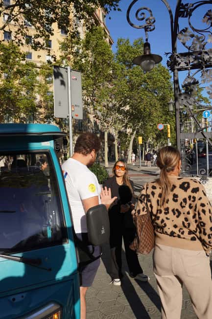 Barcelona: Tour by electric tuk tuk - Key highlights at a glance