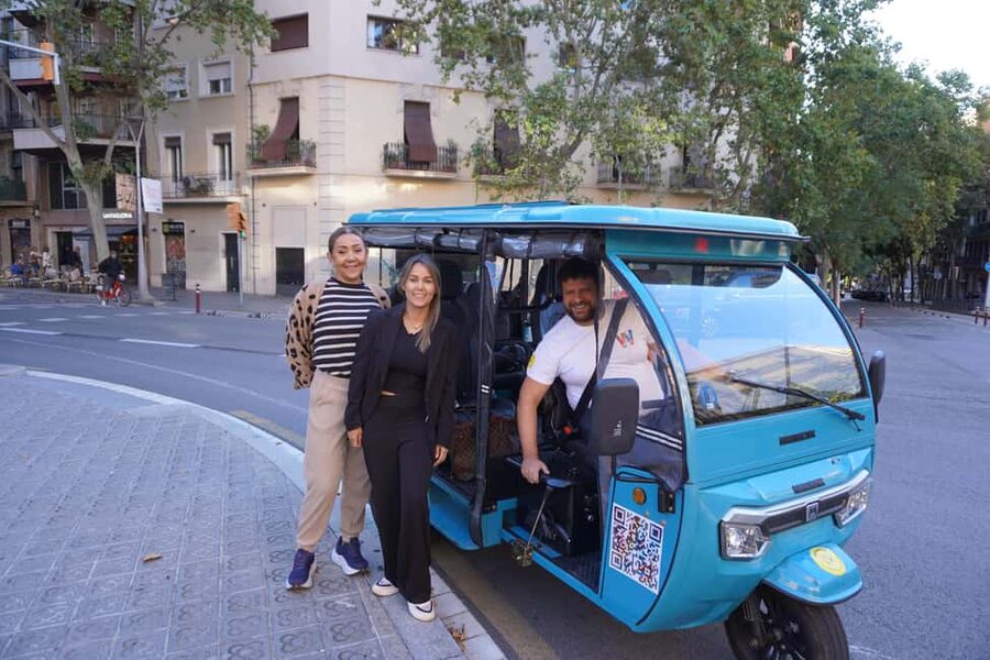 Barcelona: Tour by electric tuk tuk - Arc de Triomf: a scenic warm-up before the Gaudí moment
