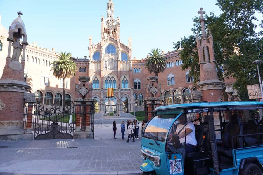 Barcelona: Tour by electric tuk tuk - Sagrada Família: the stop that usually steals the show