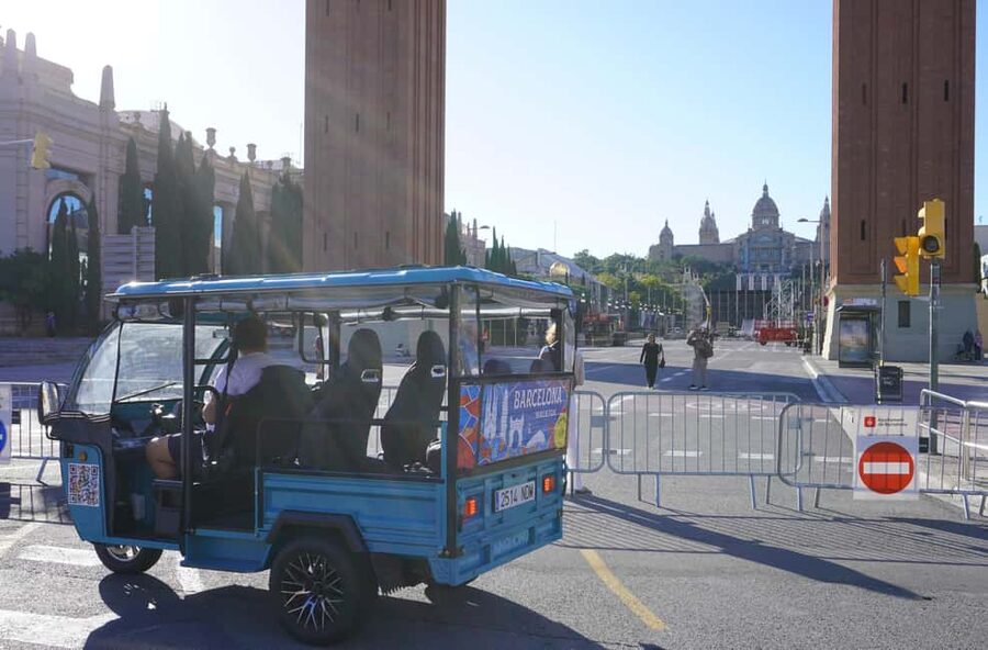 Barcelona: Tour by electric tuk tuk - Casa Batlló: the stop with the most photo energy