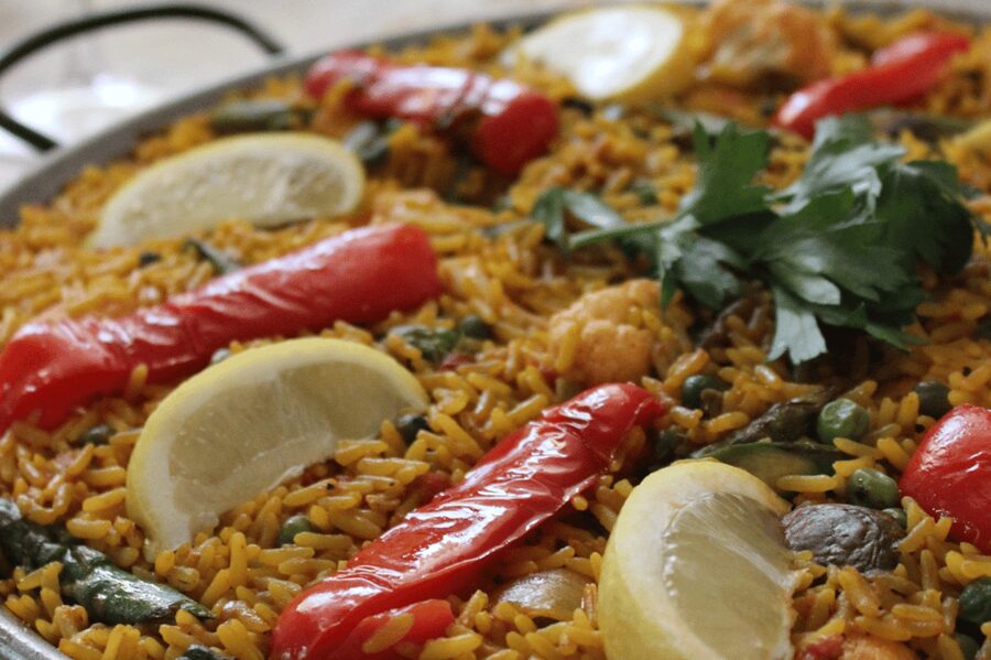 Barcelona: Vegan Paella and traditional rice dishes - Allioli and fideuà: garlic sauce plus fine-pasta paella with vegan squid