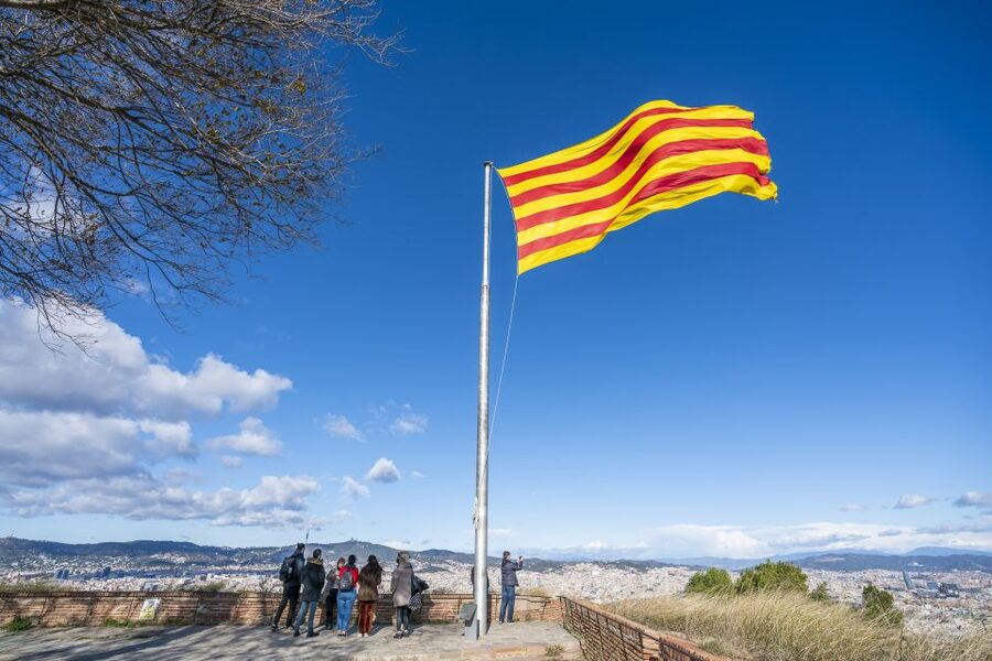 Barcelona: Walking tour with Montjuic Castle & Cable Car - Las Ramblas to the Boqueria: modern Barcelona starts on foot