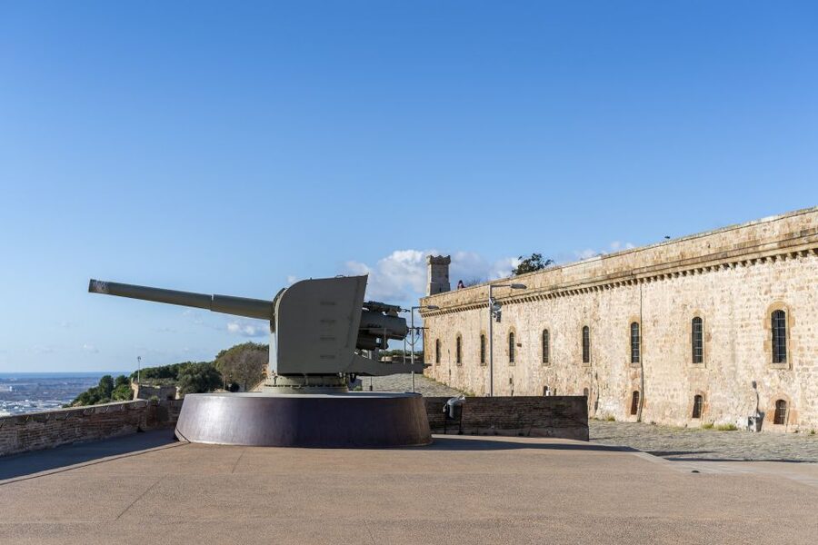 Barcelona: Walking tour with Montjuic Castle & Cable Car - Montjuïc Castle: dungeons, tower views, and guide storytelling that sticks