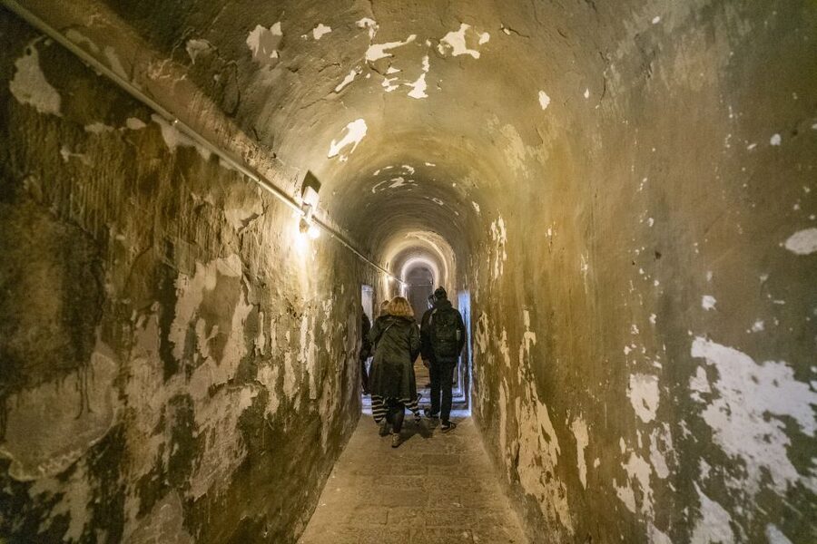 Barcelona: Walking tour with Montjuic Castle & Cable Car - The walk back down: cable car return and a practical Old Town ending
