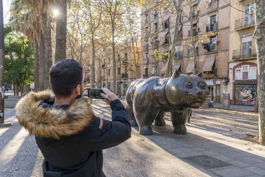 Barcelona: Walking tour with Montjuic Castle & Cable Car - Small group pacing (max 12): why it feels easier than a bus tour