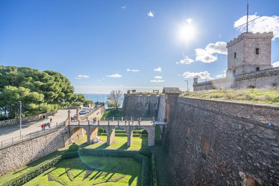 Barcelona: Walking tour with Montjuic Castle & Cable Car - Who this tour suits best (and who should rethink it)