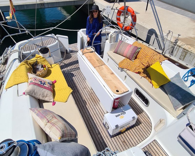 Barefoot: Private sailing cruise in Barcelona - Learning sailing basics with your captain (or not)