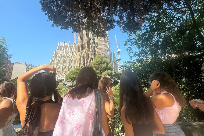 Best of Barcelona: Sagrada Família, Gaudí & Candy Tasting Tour! - Casa Rocamora and Casas Pascual i Pons: Facades with Stories
