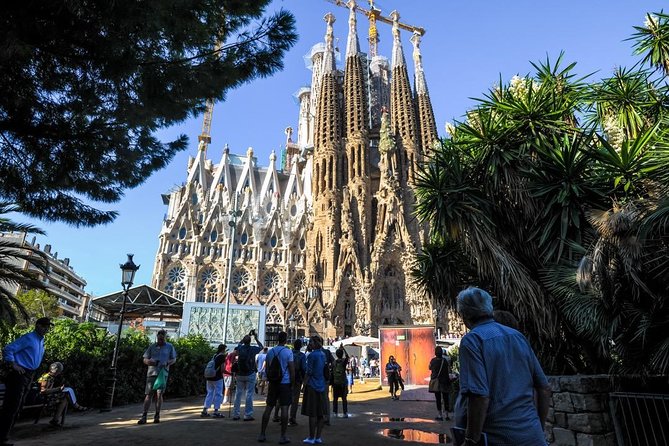 Best of Barcelona Shore Excursion & Sagrada Familia Skip the Line - Full-day Gaudí hitter: Park Güell and La Pedrera