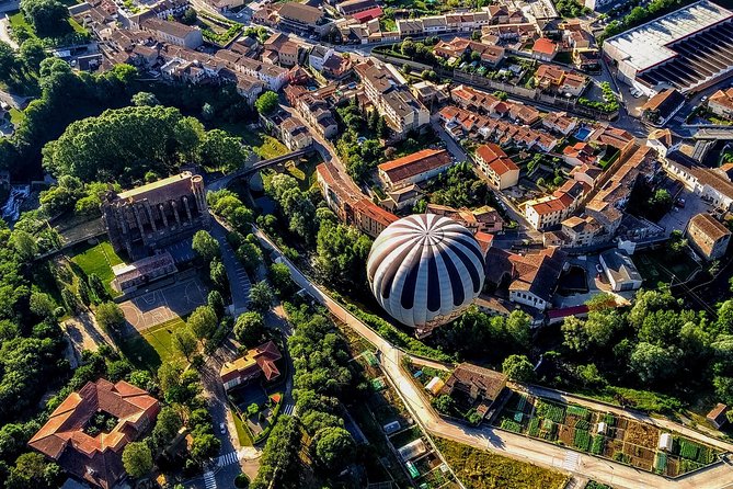 Catalonia Hot Air Balloon Ride and Breakfast over the Volcanoes of la Garrotxa - Crew and pilot: professional handling you can feel
