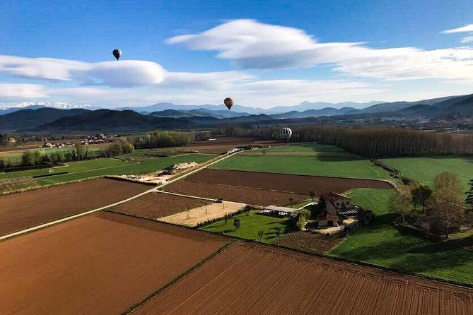 Catalonia Hot Air Balloon Ride and Breakfast over the Volcanoes of la Garrotxa - Arriving at Vol de Coloms: coffee, logistics, and a calm start