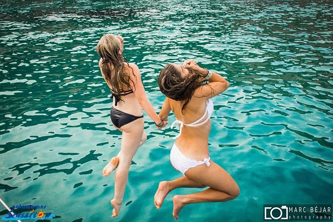 Catamaran ride -Costa Brava with barbecue and drinks. Familiar. - Crew Energy, Dancing, and the Family-Friendly Side