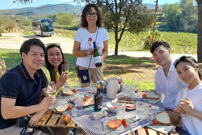 Cava tour to 3 family wineries with hotel pick-up - Vins El Cep: Pet-nat and Cava Gran Reserva in Quiet Countryside