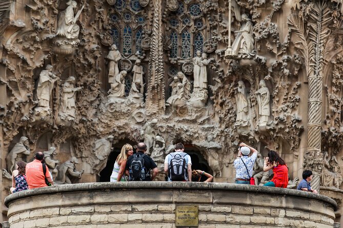 Combo: Skip the Line Sagrada Familia & Park Guell Guided Tour - Park Güell: Color Tiles, El Drac, and Barcelona Views
