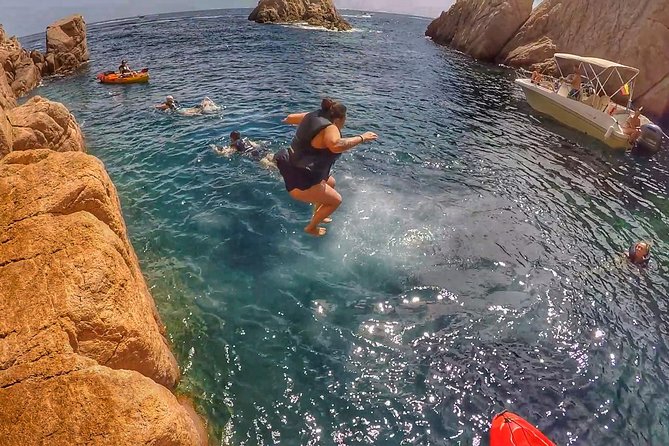 Costa Brava Tour with Kayak & Lagoon Snorkeling - Gear-up at the sea: changing, wetsuits, and kayak readiness