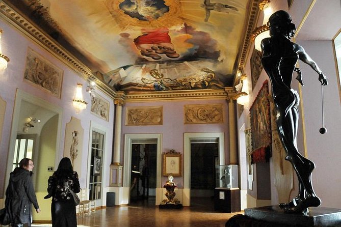 Dalí Museum + Girona Tour - The Dalí Theatre-Museum: seeing the eggs and the Mae West 3D face