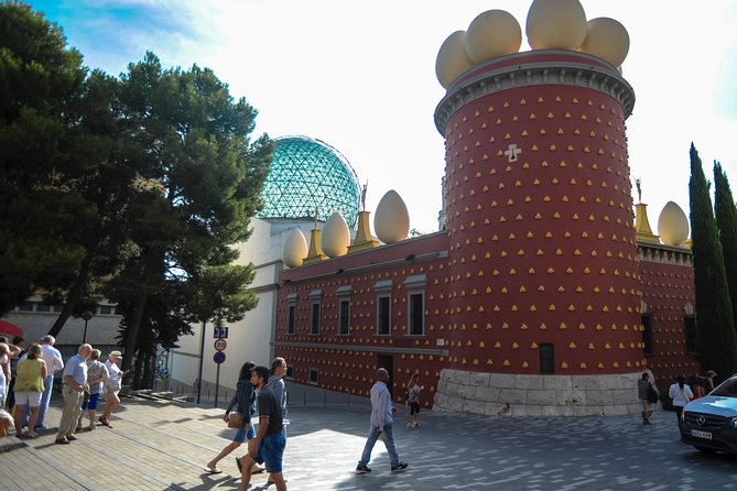 Dali Museum, House & Cadaques Small Group Tour from Barcelona - Off-Peak vs Summer Route: Cadaqués and Portlligat or Sant Martí and Púbol