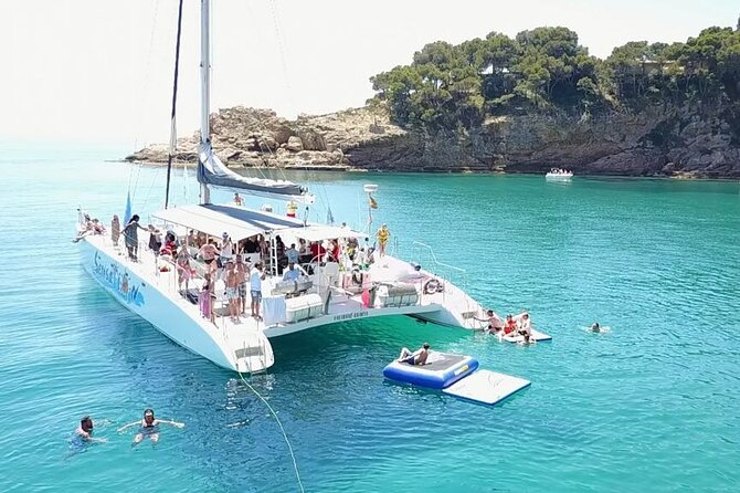 Departure in Catamaran young atmosphere at noon - A Young, Over-18 Catamaran Vibe (Loud Music Included)