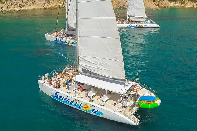 Departure in Catamaran young atmosphere at noon - Onboard Logistics: Meeting Point, Timing, and What a Full Boat Feels Like