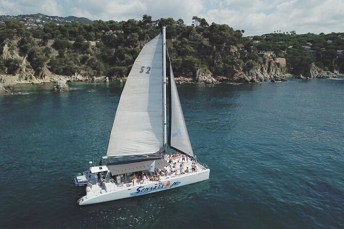 Departure in Catamaran young atmosphere at noon - The Cove Swim Stop: Mats, Springboard, Snorkeling Masks, Solarium Net