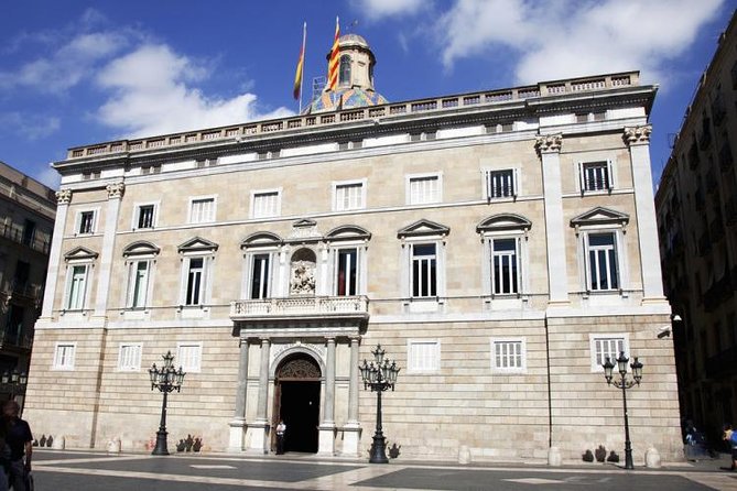 Discover Barcelona’s Gothic Quarter | Private & Semi-Private - Dress Code and Entry Rules You Should Not Ignore