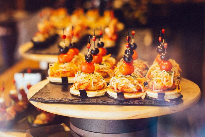 Drinks & Bites in El Born Private Tour - The meeting point: Santa Maria del Mar sets the tone