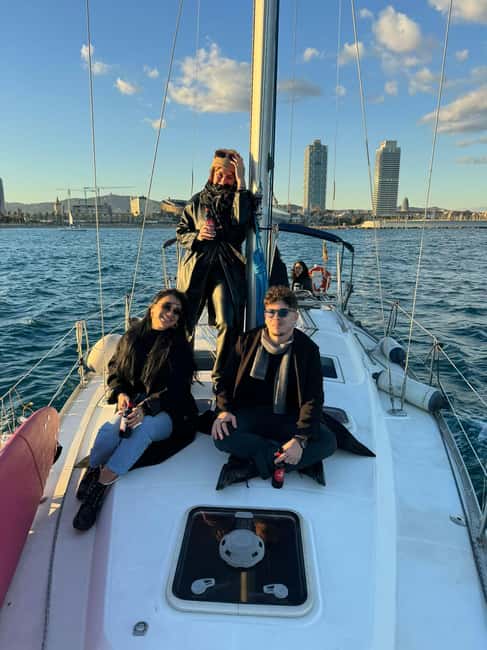 Experiencia en barco con Barcos de Barcelona - The onboard welcome: cava, beer, soft drinks, plus foet cheese and chips