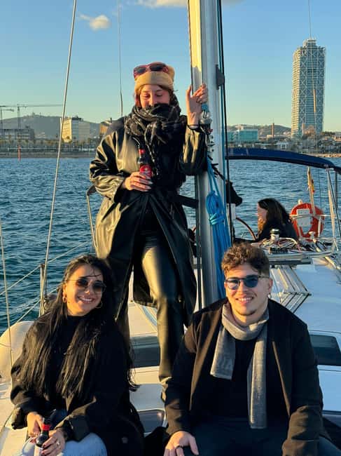 Experiencia en barco con Barcos de Barcelona - Bluetooth music and photo help that saves your phone battery