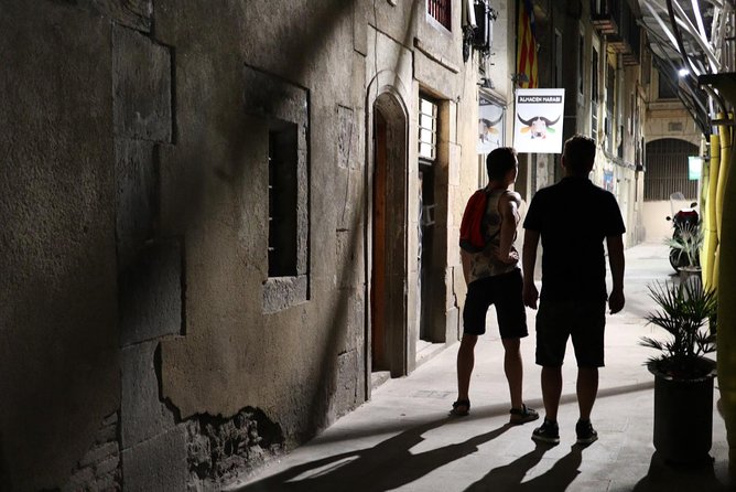 Explore hidden streets of Barcelona with a local - How the Guide Changes Everything (Christian, Stefan, and the Storytelling Style)