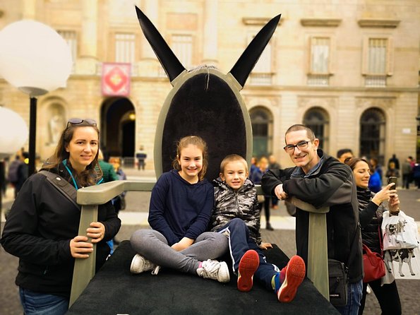 Family Private Tour: Churros, Hot Chocolate & Games in Barcelona - Jardins del Doctor Fleming: cold cones and playground energy