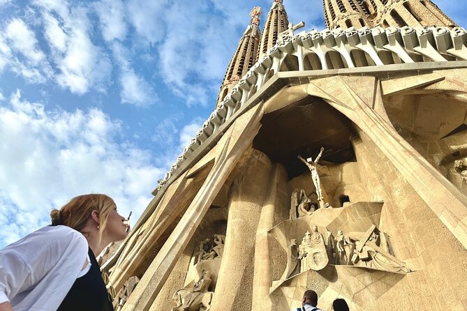 Fast Track: Sagrada Familia Guided Tour - Inside the basilica: light, color, and the big takeaways