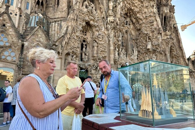 Fast Track Sagrada Familia Guided Tour - Meeting Point, Security, and Staying Out of Trouble