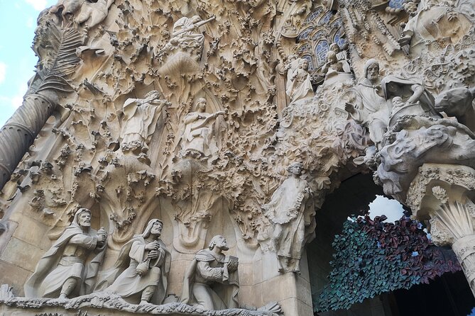 Food & Drink Tasting Private Tour & Sagrada Familia Skip the Line - Sagrada Familia: Skip the Line, Use the Audio, and Pace Yourself