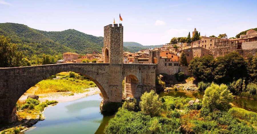 From Barcelona: Besalú & Medieval Towns Tour w/ Hotel Pickup - Castellfollit de la Roca: cliff-edge photos and that “Game of Thrones” feeling