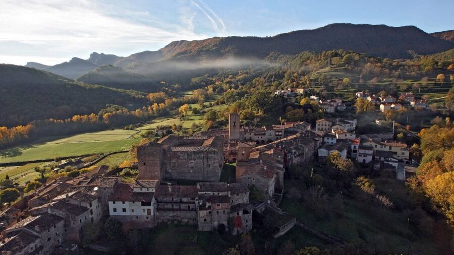 From Barcelona: Besalú & Medieval Towns Tour w/ Hotel Pickup - Pace, walking, and what to wear for a smooth 10 hours