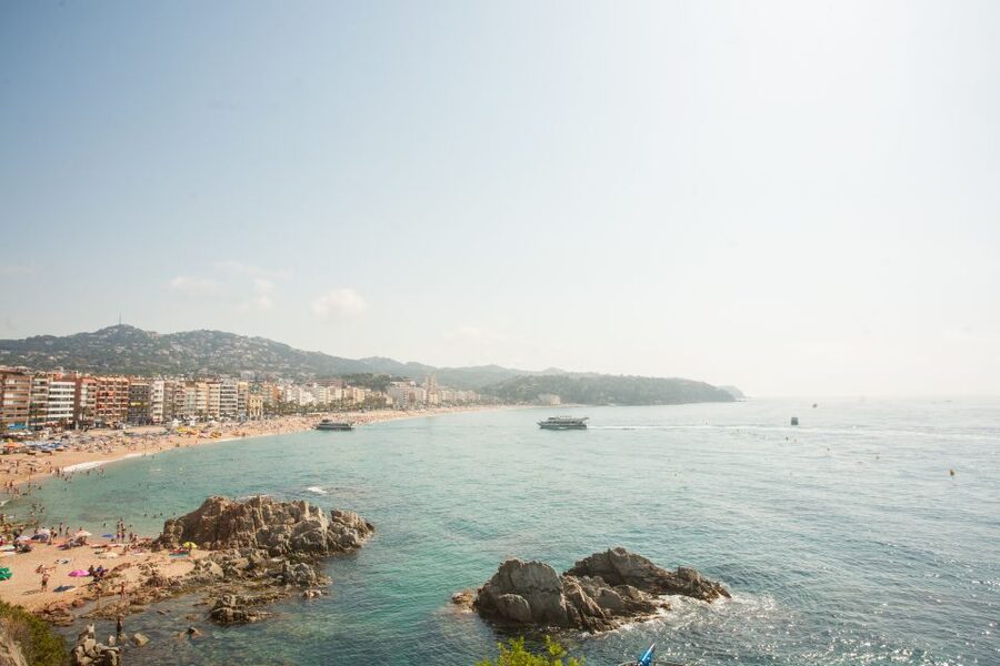 From Barcelona: Costa Brava Day Tour with Boat Trip - Guides and the feel of the day: why the human touch shows up