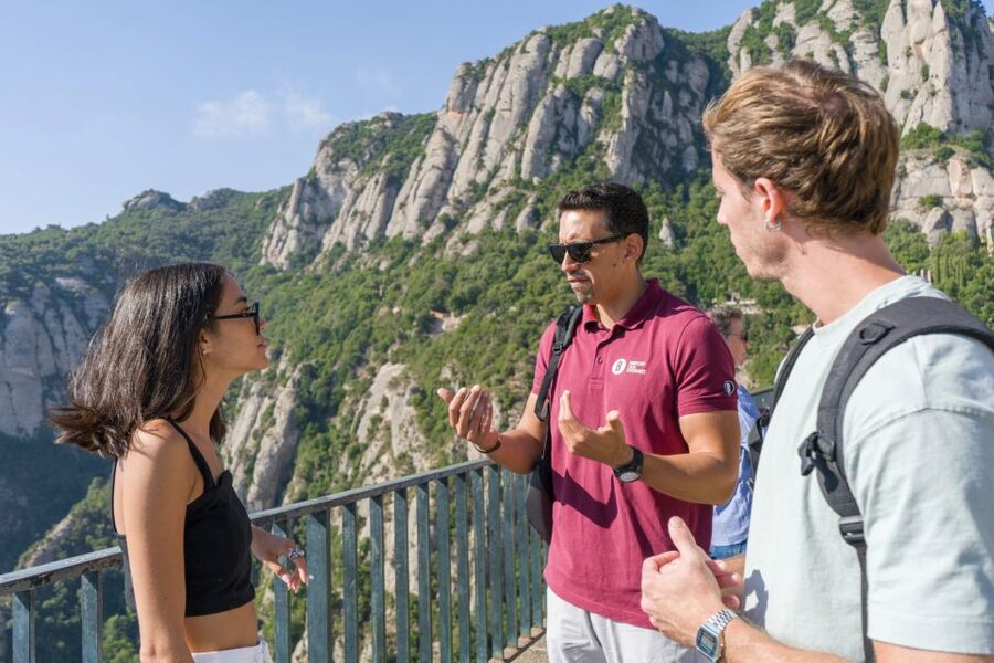 From Barcelona: Half-Day Montserrat Small Group Guided Tour - Using your 2 hours of free time without wasting it