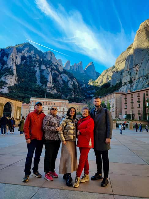 From Barcelona: Montserrat by Train, Cable Car and Cogwheel - The 15-minute farmers market stop and your 1.5 hours of freedom