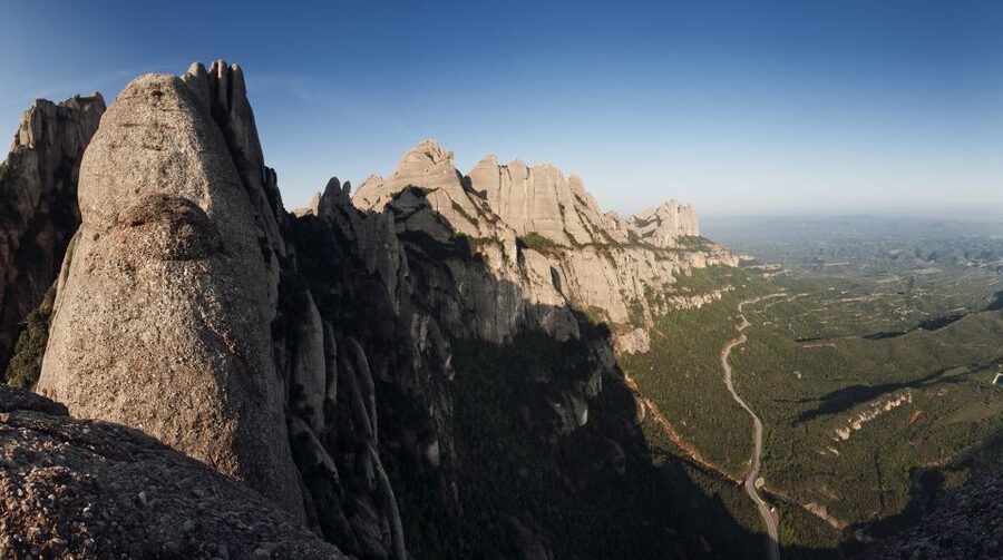 From Barcelona: Montserrat Full-Day Trip with Guided Hike - Santa Maria de Montserrat and La Moreneta: what to focus on
