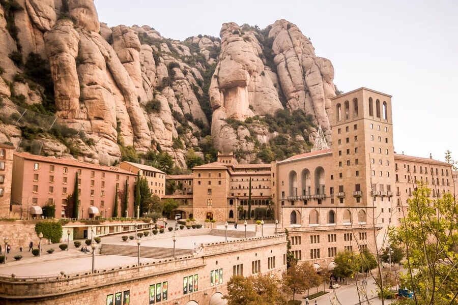 From Barcelona: Montserrat Half-Day Wine and Tapas Trip - Museum time and how to use your free hour well