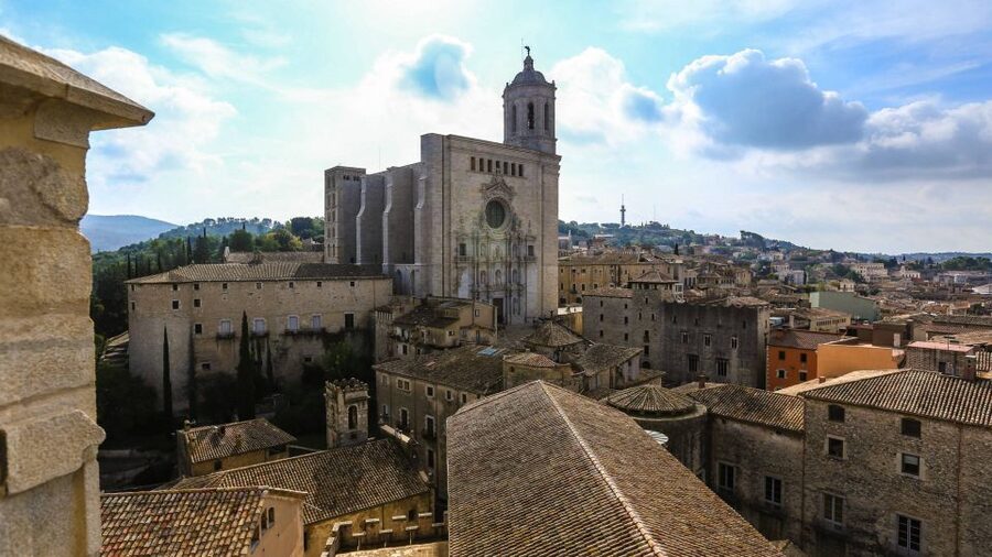 From Barcelona: Private Medieval Girona Half-Day Tour - The medieval core: narrow lanes and the Jewish Quarter walk